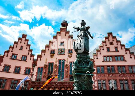 Justitia oder Bronzestatue am Gerechtigkeitsbrunnen vor dem Römer, dem Rathaus von Frankfurt am Main. Stockfoto