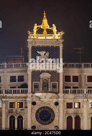 Venedig, Italien, Markusplatz. Clocktower bei Nacht Stockfoto