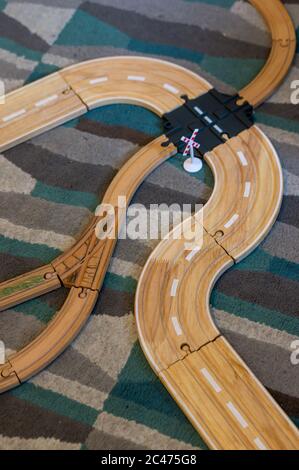High-Angle-Aufnahme von Holzspielzeug Zug Tracks auf der Teppich Stockfoto