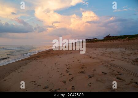 Ein Weitwinkelfoto eines fast leeren frühen Morgenstrandes in Duck, NC. Stockfoto