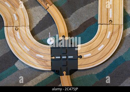 High-Angle-Aufnahme von Holzspielzeug Zug Tracks auf der Teppich Stockfoto