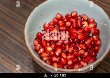 High-Angle-Schuss einer Schüssel mit Granatapfelkernen gefüllt Stockfoto