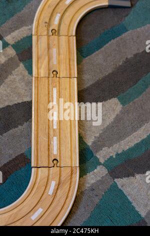 High-Angle-Aufnahme von Holzspielzeug Zug Tracks auf der Teppich Stockfoto