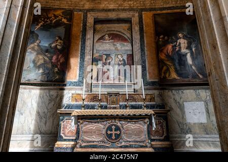 Pantheon von Rom: Die erste Kapelle rechts mit dem Fresko der Verkündigung, das von Melozzo da Forlì in der Mitte gemacht wurde Stockfoto