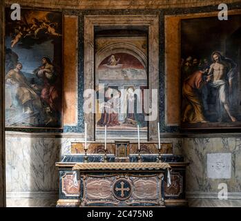 Pantheon von Rom: Die erste Kapelle rechts mit dem Fresko der Verkündigung, das von Melozzo da Forlì in der Mitte gemacht wurde Stockfoto