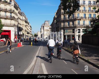 Paris, Frankreich. Juni 2020. Die erweiterten Radwege an der Rue de Rivoli im Zentrum von Paris sind bei Radfahrern beliebt. Die Stadt hat nach den korona-bedingten Ausfahrtsbeschränkungen zusätzliche Wege für Radfahrer geschaffen. Quelle: Christian Böhmer/dpa/Alamy Live News Stockfoto