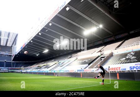 Jonjo Shelvey von Newcastle United nimmt eine Ecke ein, da die leeren Stände während des Premier League-Spiels im St James' Park in Newcastle zu sehen sind. Stockfoto