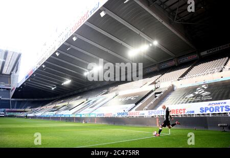 Jonjo Shelvey von Newcastle United nimmt eine Ecke ein, da die leeren Stände während des Premier League-Spiels im St James' Park in Newcastle zu sehen sind. Stockfoto