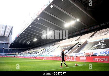 Jonjo Shelvey von Newcastle United nimmt eine Ecke ein, da die leeren Stände während des Premier League-Spiels im St James' Park in Newcastle zu sehen sind. Stockfoto