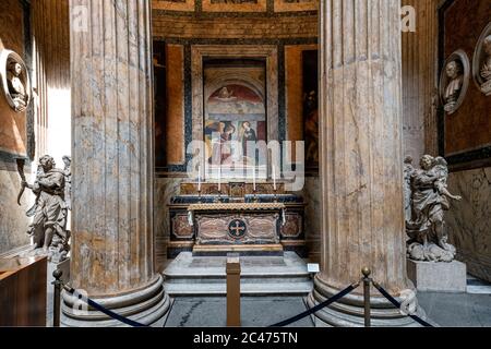 Pantheon von Rom: Die erste Kapelle auf der rechten Seite mit dem Fresko der Verkündigung von Melozzo da Forlì Stockfoto