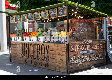 Ein farbenfrohes kleines Unternehmen in der Oxford Street, spezialisiert auf frische Säfte. Stockfoto