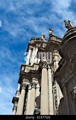 Die Kathedrale in der spanischen Stadt Murcia. Kunstvolle Schnitzereien, Säulen und Giebel. Eine Mischung aus gotischen und barocken Stilen auf einem schönen Gebäude. Stockfoto