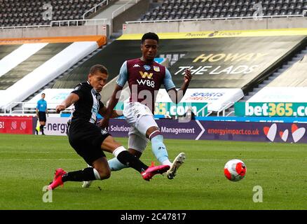 Dwight Gayle (links) von Newcastle United erzielt das erste Tor seiner Spieleseite während des Premier League-Spiels im St James' Park, Newcastle. Stockfoto