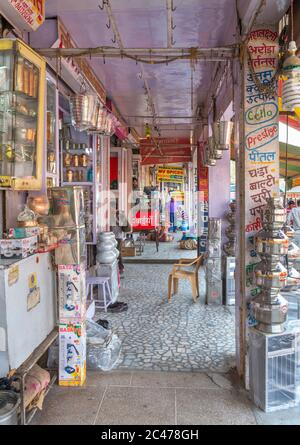 Geschäfte auf Nai Sarak, eine belebte Straße im Stadtzentrum, Jodhpur, Rajasthan, Indien Stockfoto