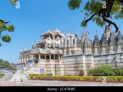 Eingang zum 15. Jahrhundert Ranakpur Jain Tempel (Chaumukha Mandir), Ranakpur, Rajasthan, Indien Stockfoto