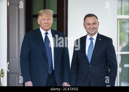 Washington, Usa. Juni 2020. US-Präsident Donald J. Trump (L) begrüßt den polnischen Präsidenten Andrzej Duda (R) am Mittwoch, den 24. Juni 2020, im Weißen Haus in Washington, DC. Duda, ein konservativer Nationalist, der vor einer knappen Wiederwahl in seinem Heimatland steht, ist der erste ausländische Staatschef, der das Weiße Haus seit mehr als drei Monaten besucht. Foto von Jim Lo Scalzo/UPI Kredit: UPI/Alamy Live Nachrichten Stockfoto