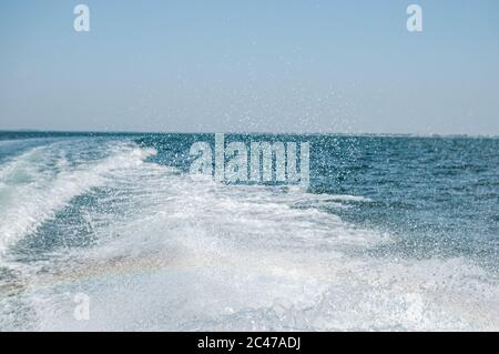 Wasser spritzt von der Wasserwelle Stockfoto