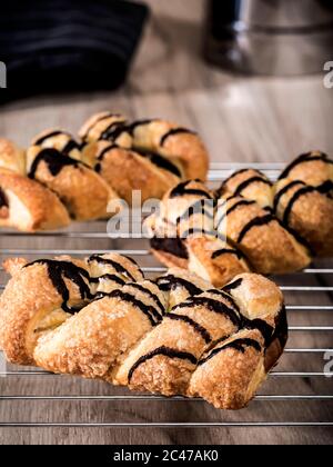 Schokoladengebäck auf Holztisch Stockfoto