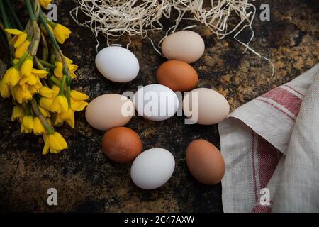 Reife Äpfel im Obstgarten geerntet. Holzkiste mit Äpfeln auf dem Hintergrund des Schreibtafel. Stockfoto