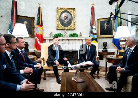 Washington, Usa. Juni 2020. US-Präsident Donald J. Trump (R) trifft sich am Mittwoch, den 24. Juni 2020, mit dem polnischen Präsidenten Andrzej Duda im Oval Office des Weißen Hauses in Washington, DC. Duda, ein konservativer Nationalist, der vor einer knappen Wiederwahl in seinem Heimatland steht, ist der erste ausländische Staatschef, der das Weiße Haus seit mehr als drei Monaten besucht. Pool Foto von Erin Schaff/UPI Kredit: UPI/Alamy Live Nachrichten Stockfoto