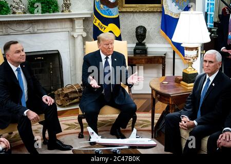 Washington, Usa. Juni 2020. US-Präsident Donald J. Trump (R) trifft sich am Mittwoch, den 24. Juni 2020, mit dem polnischen Präsidenten Andrzej Duda im Oval Office des Weißen Hauses in Washington, DC. Duda, ein konservativer Nationalist, der vor einer knappen Wiederwahl in seinem Heimatland steht, ist der erste ausländische Staatschef, der das Weiße Haus seit mehr als drei Monaten besucht. Pool Foto von Erin Schaff/UPI Kredit: UPI/Alamy Live Nachrichten Stockfoto