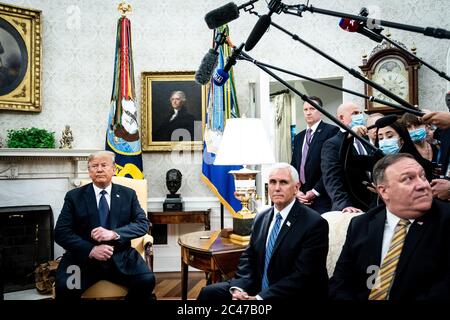 Washington, Usa. Juni 2020. US-Präsident Donald J. Trump trifft sich am Mittwoch, den 24. Juni 2020, mit dem polnischen Präsidenten Andrzej Duda (Hinweis gezeigt) im Oval Office des Weißen Hauses in Washington, DC. Duda, ein konservativer Nationalist, der vor einer knappen Wiederwahl in seinem Heimatland steht, ist der erste ausländische Staatschef, der das Weiße Haus seit mehr als drei Monaten besucht. Rechts sehen wir Vizepräsident Mike Pence und Außenminister Mike Pompeo. Pool Foto von Erin Schaff/UPI Kredit: UPI/Alamy Live Nachrichten Stockfoto