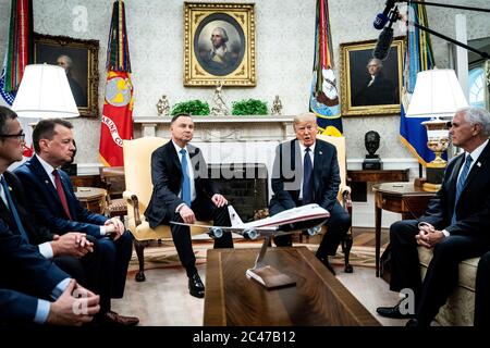 Washington, Usa. Juni 2020. US-Präsident Donald J. Trump (R) trifft sich am Mittwoch, den 24. Juni 2020, mit dem polnischen Präsidenten Andrzej Duda im Oval Office des Weißen Hauses in Washington, DC. Duda, ein konservativer Nationalist, der vor einer knappen Wiederwahl in seinem Heimatland steht, ist der erste ausländische Staatschef, der das Weiße Haus seit mehr als drei Monaten besucht. Pool Foto von Erin Schaff/UPI Kredit: UPI/Alamy Live Nachrichten Stockfoto