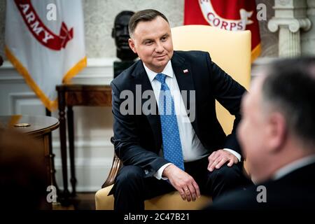 Washington, Usa. Juni 2020. US-Präsident Donald J. Trump (nicht abgebildet) trifft sich am Mittwoch, den 24. Juni 2020, mit dem polnischen Präsidenten Andrzej Duda im Oval Office des Weißen Hauses in Washington, DC. Duda, ein konservativer Nationalist, der vor einer knappen Wiederwahl in seinem Heimatland steht, ist der erste ausländische Staatschef, der das Weiße Haus seit mehr als drei Monaten besucht. Pool Foto von Erin Schaff/UPI Kredit: UPI/Alamy Live Nachrichten Stockfoto