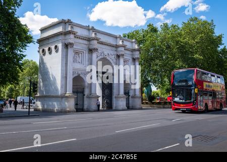 Ein Blick auf die Straße von London Marble Arch an einem schönen Tag mit blauen Wolken. Stockfoto