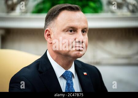 Washington, Usa. Juni 2020. US-Präsident Donald J. Trump (nicht abgebildet) trifft sich am Mittwoch, den 24. Juni 2020, mit dem polnischen Präsidenten Andrzej Duda im Oval Office des Weißen Hauses in Washington, DC. Duda, ein konservativer Nationalist, der vor einer knappen Wiederwahl in seinem Heimatland steht, ist der erste ausländische Staatschef, der das Weiße Haus seit mehr als drei Monaten besucht. Pool Foto von Erin Schaff/UPI Kredit: UPI/Alamy Live Nachrichten Stockfoto
