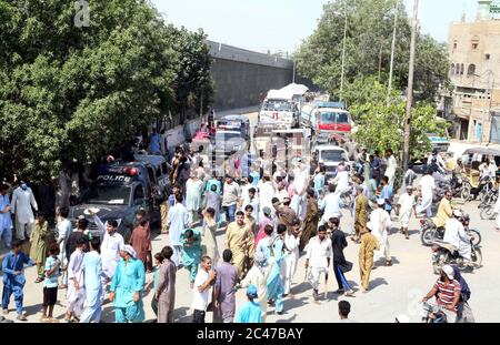 Die Bewohner der Lyari Meera Naka Block Straße, während sie Protestdemonstration gegen Verlängerung der Stromlast in ihrem Gebiet, in Mirza Adam Khan Straße in Karachi am Mittwoch, 24. Juni 2020 statt. Stockfoto