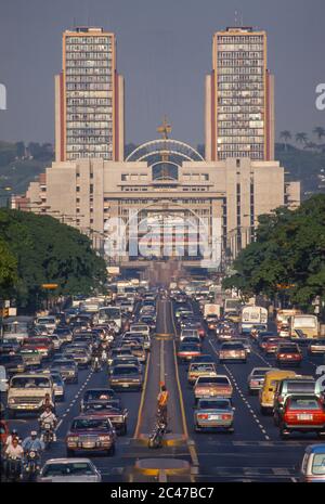 CARACAS, VENEZUELA - Verkehr auf der Avenida Bolivar und Zwillingstürme von El Silencio auf der Rückseite. Stockfoto