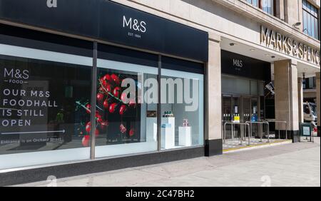 Der Flagship-Store des berühmten britischen multinationalen Lebensmittel- und Bekleidungshändlers Marks and Spencer in der London Oxford Street. Stockfoto