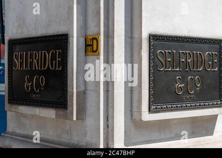 Die Metallschilder auf der Außenseite des Kaufhauses Selfridges and Co in der London Oxford Street. Stockfoto