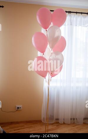 Weiße und rosa Luftballons im Raum Stockfoto