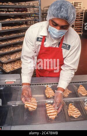 LAUREL, MARYLAND, USA, 8. OKTOBER 1991 - Worker bereitet vakuumverpacktes Sous Vide Huhn in Grace Culinary Systems vor. Stockfoto