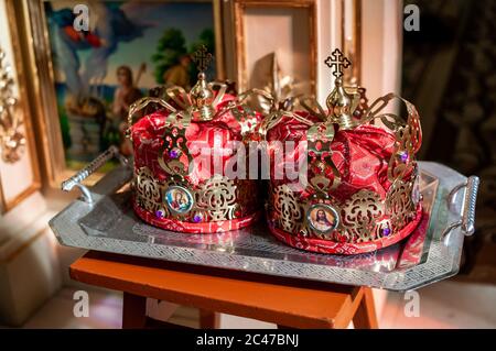 Paar goldene Kronen auf dem silbernen Server in der Kirche Stockfoto