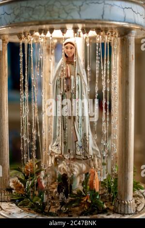 Statue der Muttergottes im kleinen Altar Stockfoto