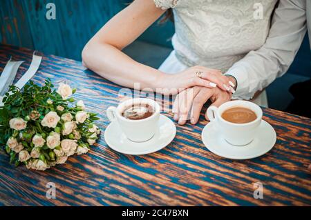 Bräutigam und Braut mit zwei Tassen Kaffee Stockfoto