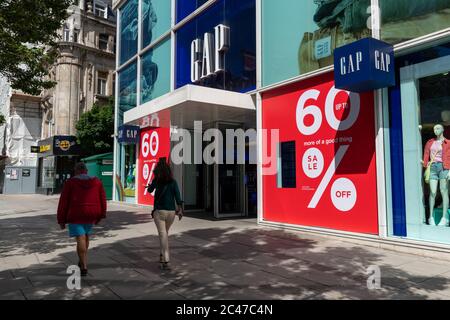 Der Laden des Bekleidungseinzelhandels Gap in London Oxford Street mit großen Verkaufsschildern zur Preisreduzierung am Eingang. Stockfoto