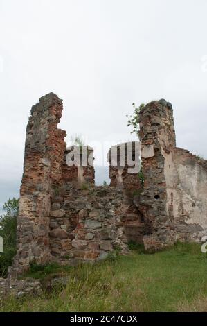 Alte verlassene mittelalterliche Burg in Pniv Stockfoto