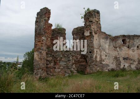 Alte verlassene mittelalterliche Burg in Pniv Stockfoto