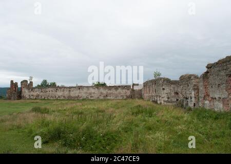 Alte verlassene mittelalterliche Burg in Pniv Stockfoto