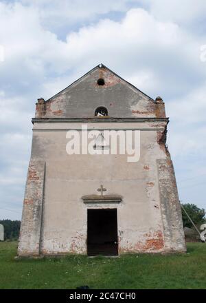 Alte verlassene Kirche mit offener Tür Stockfoto