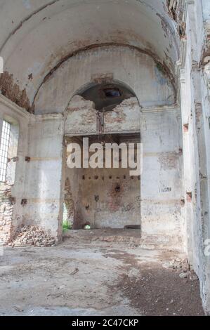 Innenansicht Altar in der alten ruinierten verlassenen Kirche Stockfoto