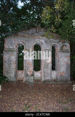 Verlassene Glockenturm in der Nähe der alten Kirche im Wald Stockfoto