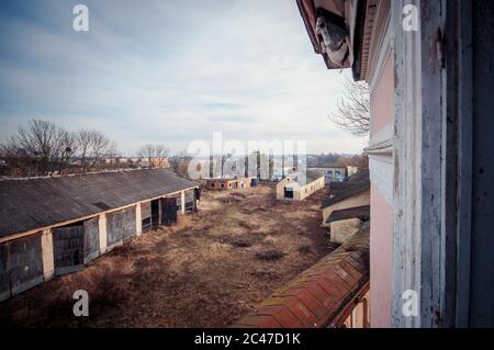 Blick von den Fenstern auf die Lagerhäuser Stockfoto