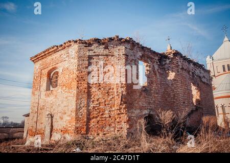 Alte zerstörte verlassene Kirche in der Ukraine Stockfoto