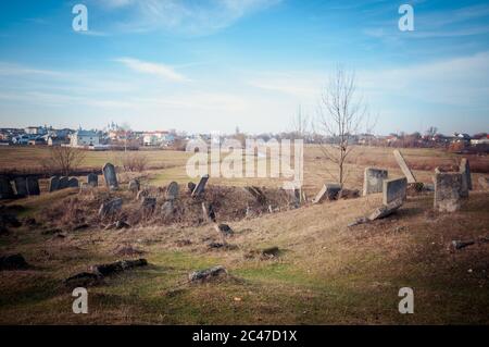 Verlassene jüdische Friedhof in der Nähe des Dorfes Stockfoto