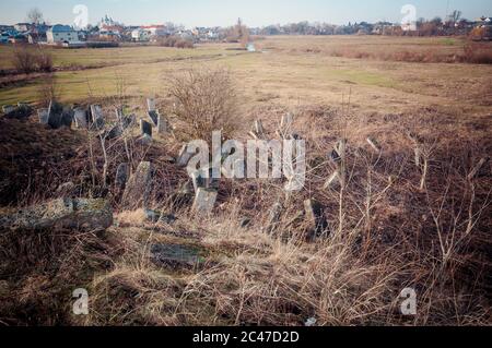 Verlassene jüdische Friedhof in der Nähe des Dorfes Stockfoto